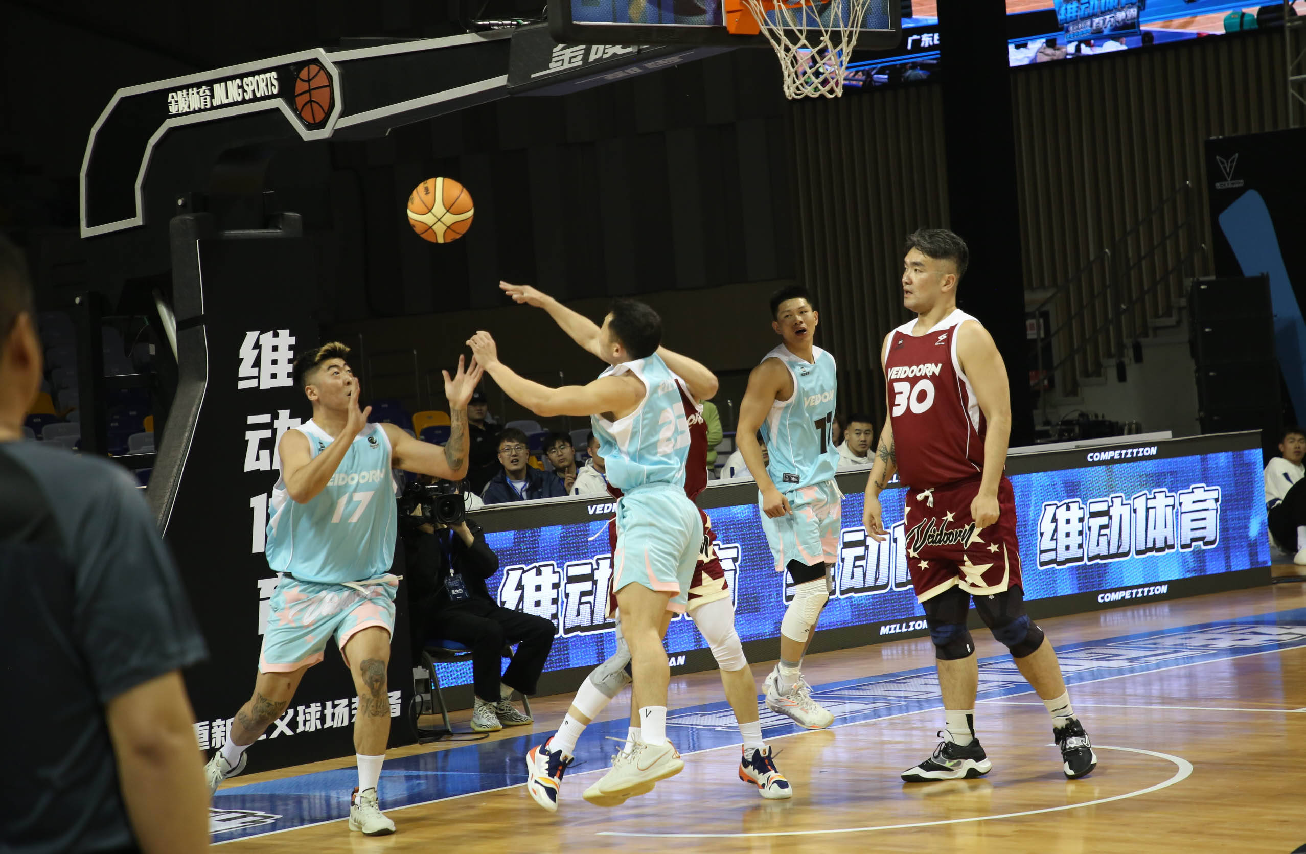 包含篮球赛场上惊现“神奇一战”，全网热议的词条